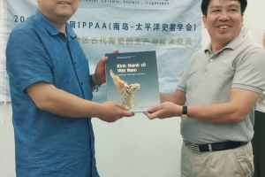 Hội nghiên cứu gốm sứ cổ Phương Đông Cảnh Đức Trấn (Trung Quốc) đến thăm Viện nghiên cứu Kinh Thành